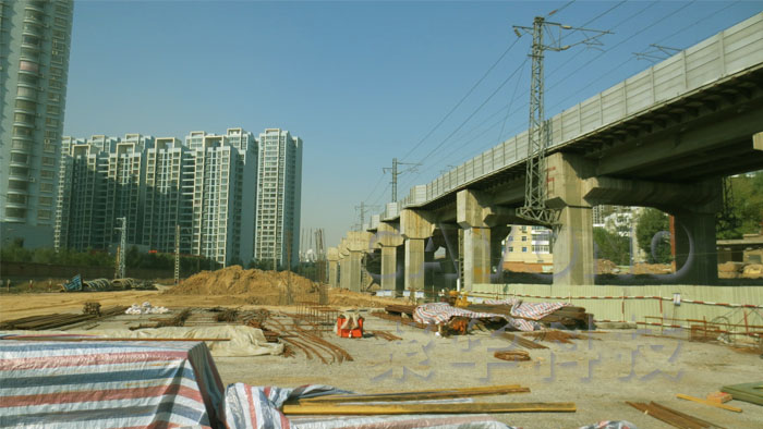 新建高鐵線施工和既有鐵路線現(xiàn)場(chǎng)